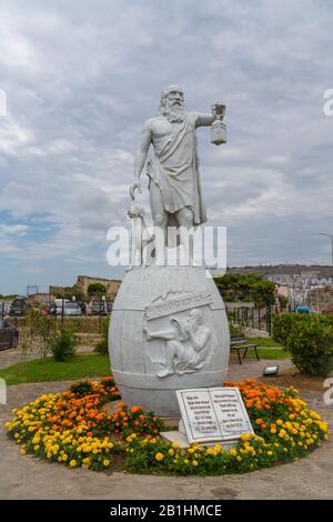 Sinop/Turquie - 04 août 2019 : statue de Diogenes, célèbre philosophe grec ancien né à Sinop au 5ème siècle avant J.-C. Banque D'Images