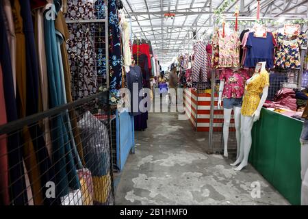 Taytay, Rizal, Philippines - 20 février 2020: Différents étals vendent toutes sortes de produits vestimentaires à un bazar bien connu dans la ville de Tayta Banque D'Images