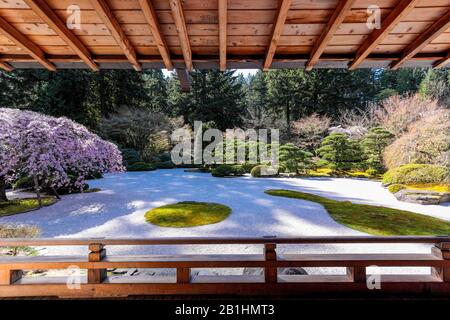 Vue sur le paysage de sable plat à Springtime au jardin japonais Banque D'Images