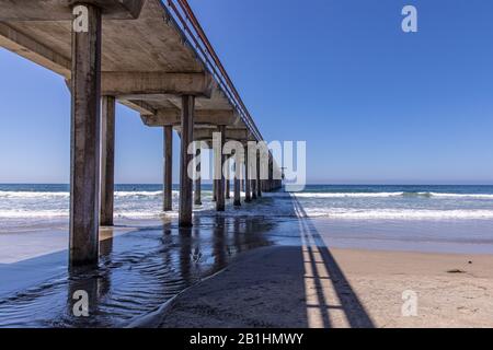 Une vue sur un long quai s'étendant dans l'océan du côté, San Diego, Californie Banque D'Images