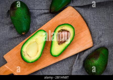 Avocat sur une planche en bois hacher. Avocat, légumes, nourriture, bio, vert, végétarien Banque D'Images