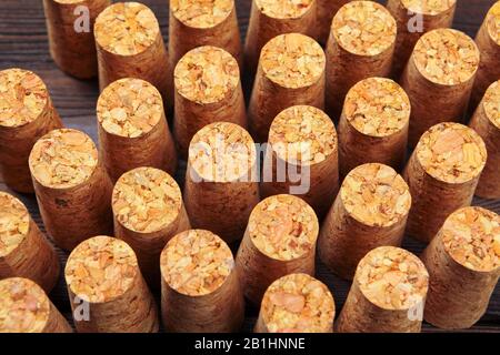 Le vin est sur fond de bois. Photo créative. Banque D'Images