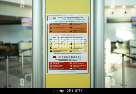 Budapest, Hongrie - Febr 25, 2020: Aéroport International Ferenc Liszt, Budapest. Signe d'avertissement sur la maladie épidémique de Coronavirus 2019-nCoV i Banque D'Images