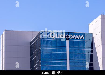 San Diego, Californie États-Unis - 06 septembre 2019 : signe et logo de la société Qualcomm sur le côté d'un bâtiment Banque D'Images