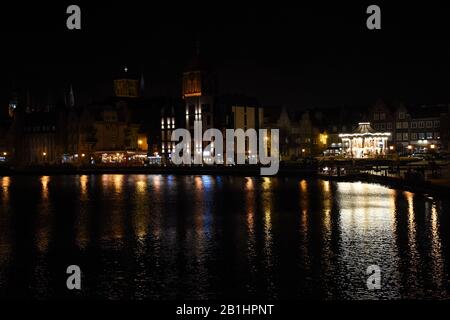 Soir vue sur la rivière Motlawa la vieille ville de Gdansk, Pologne. Banque D'Images