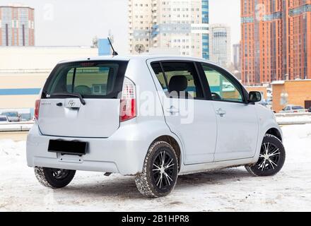 Novosibirsk, Russie - 02.17.2020: Utilisé argent Toyota Passo avec un moteur de 1,3 litre de vue arrière sur le parking sur la neige de voiture après la préparation à la vente Banque D'Images
