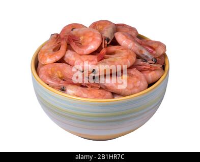 Crevettes dans un bol en céramique, isolées sur fond blanc. Vue rapprochée. Banque D'Images
