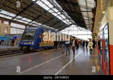 Passagers avec les trains régionaux TER de la SNCF en Provence-Alpes-Côte d'Azur à Marseille Saint Charles Station, France, janvier 2020 Banque D'Images
