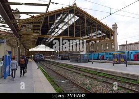 Passagers avec les trains à grande vitesse SNCF Ouigo en Provence-Alpes-Côte d'Azur à Marseille Saint Charles Station, France, janvier 2020 Banque D'Images