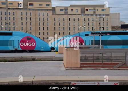 Passagers avec les trains à grande vitesse SNCF Ouigo en Provence-Alpes-Côte d'Azur à Marseille Saint Charles Station, France, janvier 2020 Banque D'Images