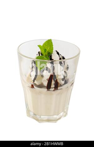 Dessert Panna cotta avec crème fouettée, garniture au chocolat, isolé sur fond blanc dans le verre à grain avec un goût de banane, vanille, vue latérale Banque D'Images