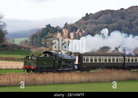 Locomotive à vapeur 7828, Norton Manor tirant un train à travers Ker Moor vers Blue Anchor sur le West Somerset Railway (WSR) à Somerset, Angleterre, Royaume-Uni Banque D'Images