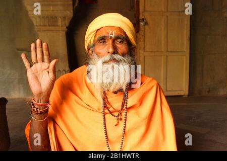 19 Mars 2019, Pune , Maharashtra, Inde. Sadhu ou moine indien étendant des bénédictions Banque D'Images