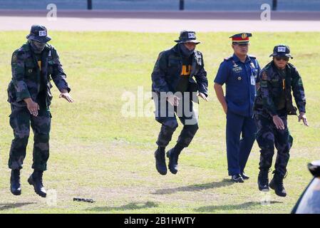 Quezon, Philippines. 25 février 2020. Un officier (en uniforme bleu) supervise les participants à la formation VIP Security pendant l'exercice au Camp Crame. Le chef de la police nationale philippine, le général Archie Francisco F. Gamboa, a déclaré que l'Institut de formation PNP ou le PNPTI poursuit actuellement des réformes majeures dans l'unité visant à faire venir des officiers de qualité non commandés par la mise en œuvre stricte des normes de formation «de secours aux fondamentaux». (Photo De Herman Lumanog/Pacific Press) Crédit: Agence De Presse Du Pacifique/Alay Live News Banque D'Images