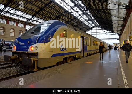 Passagers avec les trains régionaux TER de la SNCF en Provence-Alpes-Côte d'Azur à Marseille Saint Charles Station, France, janvier 2020 Banque D'Images