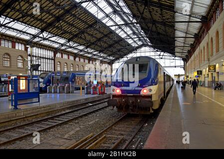 Passagers avec les trains régionaux TER de la SNCF en Provence-Alpes-Côte d'Azur à Marseille Saint Charles Station, France, janvier 2020 Banque D'Images