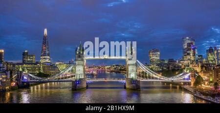 Photo Aérienne De Tower Bridge Londres La Nuit. Drone Photographie de la Tamise, y compris le Shard, Gherkin et l'Hôtel de Ville Banque D'Images