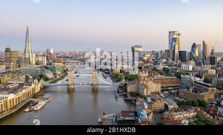 Vue aérienne sur Tower Bridge, Shard et Londres, sur la Tamise Banque D'Images