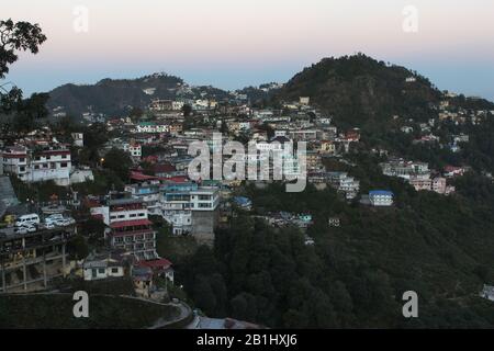 Vue aérienne du village le matin, Mussoorie, Uttarakhand, Inde Banque D'Images