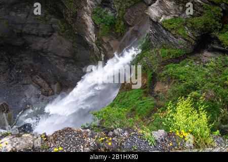 Chute d'eau Reichenbach en Suisse, d'en haut. La chute d'eau était la toile de fond du stand final de Sherlock Holmes. C'était au roaring 2 Banque D'Images