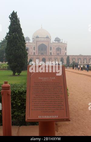31 Octobre 2019, Delhi, Inde. Signer poste avec la tombe de Humayun en arrière-plan, Delhi Banque D'Images