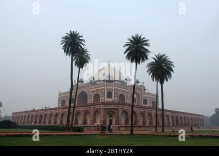 31 Octobre 2019, Delhi, Inde. Vue latérale sur la tombe d'Humayun avec des cococotiers, Delhi Banque D'Images