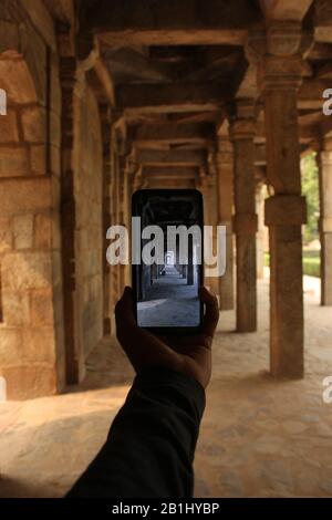 Cloître colonnes dans la mosquée de Quwwat ul-islam au complexe Qutub Minar vu sur. Mobile, Delhi, Inde Banque D'Images