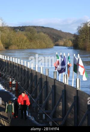 Défenses contre les inondations à Bewdley, Worcestershire, comme la rivière Severn reste élevée, avec des avertissements de nouvelles inondations à travers le Royaume-Uni. Banque D'Images