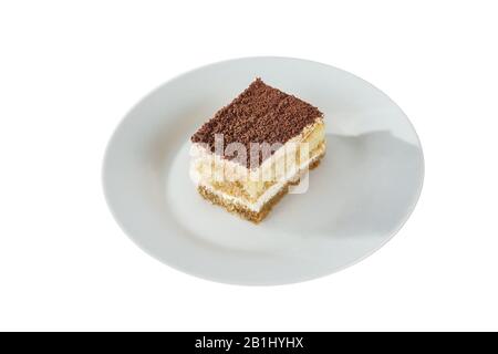 Morceau rectangulaire de Tiramisu sur une plaque blanche, isolé sur fond blanc. Dessert pour un menu dans un café, restaurant, café vue latérale Banque D'Images