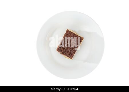 Morceau rectangulaire de Tiramisu sur une plaque blanche, isolé sur fond blanc. Dessert pour un menu dans un café, un restaurant, un café, vue d'en haut Banque D'Images