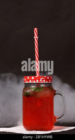 Fraise vierge Marie mocktail dans pot maçon avec paille Banque D'Images
