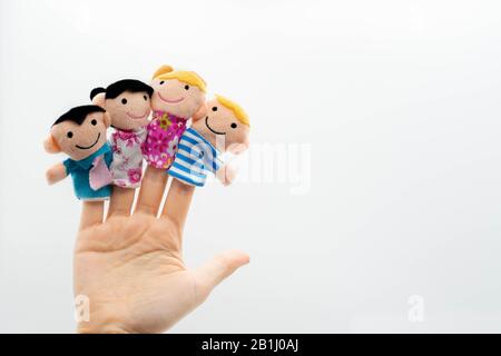 théâtre de marionnettes à doigt de famille. marionnettes à main avec doigt : fils, fille, maman, père. spectacle de marionnettes à doigts. Concept de famille. Banque D'Images