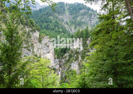 Paysage montagneux en Bavière, Allemagne, avec pont Marienbrucke enjambant la spectaculaire gorge de Pollat au-dessus d'une chute d'eau, près de Schloss Neuschwanstei Banque D'Images