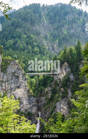 Paysage montagneux en Bavière, Allemagne, avec pont Marienbrucke enjambant la spectaculaire gorge de Pollat au-dessus d'une chute d'eau, près de Schloss Neuschwanstei Banque D'Images