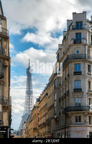 Une rue avec le bâtiment Hausmanian, menant à la Tour Eiffel, au centre de Paris, en France. Banque D'Images