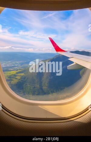 Vue aérienne depuis la fenêtre de l'avion, la vallée verte de la Suisse, la montagne et l'aile Banque D'Images