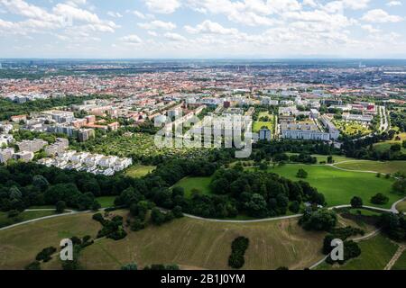 Vue aérienne sur Munich, Allemagne, vers Altstadt, en été. Banque D'Images