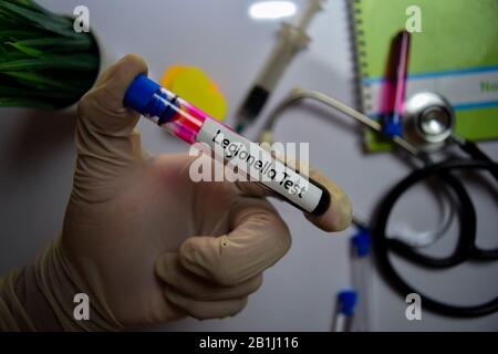 Test Legionella texte présentant de l'échantillon de sang. Vue de dessus isolé sur fond noir. Concept de soins santé/médecine Banque D'Images