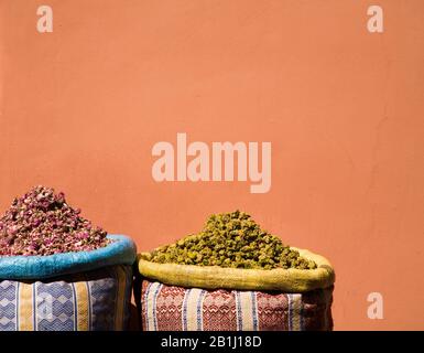 Marché marocain des épices à Marrakech vendant des pétales de rose secs et des herbes. Convient pour une utilisation en arrière-plan. Banque D'Images