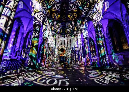 Salisbury 2020 : lancement des lumières de Sarum à la cathédrale de Salisbury pour célébrer le 800th anniversaire de la ville de la cathédrale après avoir été déplacé de la vieille Sarum voisine. Une projection spectaculaire de lumière et de son par Luxmuralis. Banque D'Images