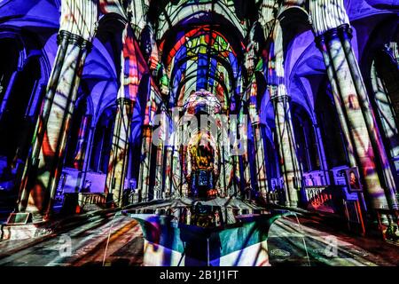 Salisbury 2020 : lancement des lumières de Sarum à la cathédrale de Salisbury pour célébrer le 800th anniversaire de la ville de la cathédrale après avoir été déplacé de la vieille Sarum voisine. Une projection spectaculaire de lumière et de son par Luxmuralis. Banque D'Images