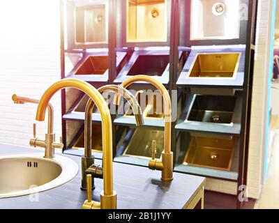 Exposition de lavabos et robinets de cuisine pour meubles dans le magasin Banque D'Images