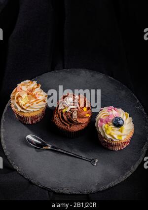 Ligne de trois cupcakes différents Banque D'Images