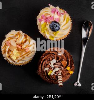 Vue de dessus de trois cupcakes différents Banque D'Images