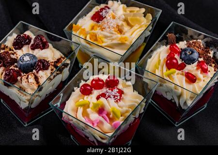 Quatre desserts individuels mixtes Banque D'Images