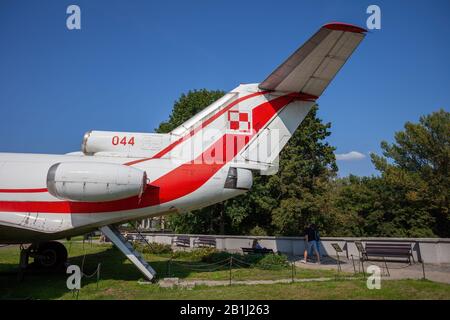 Yakovlev Yak-40 (polonais: Jak-40 Jakowlew) avion-avion de compagnie aérienne russe à réaction et avion de transport avec damier national polonais de l'armée de l'air sur le marquage Banque D'Images