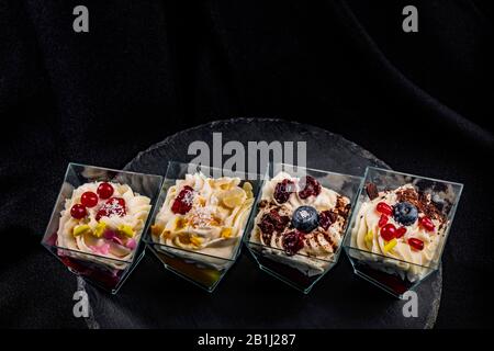 Rangée de quatre desserts dans des verres Banque D'Images