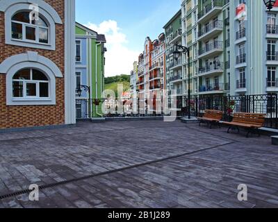 Kiev, Ukraine – 12 juin 2018 : aire de repos avec bancs. Le nouveau quartier coloré 'Vozdvizhenka' avec des maisons dans le style de la fin du XXe siècle Banque D'Images