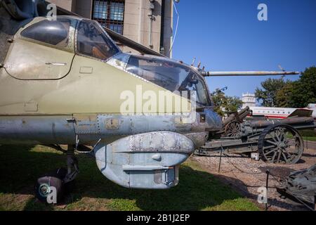 MIL Mi-24 D Hind D attaque hélicoptère à la balle au Musée polonais de l'Armée (Muzeum Wojska Polskiego) à Varsovie, en Pologne Banque D'Images