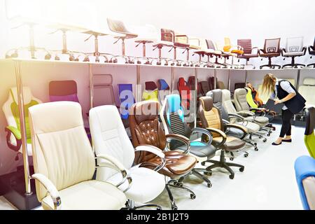 Chaises et fauteuils d'ordinateur dans le magasin Banque D'Images